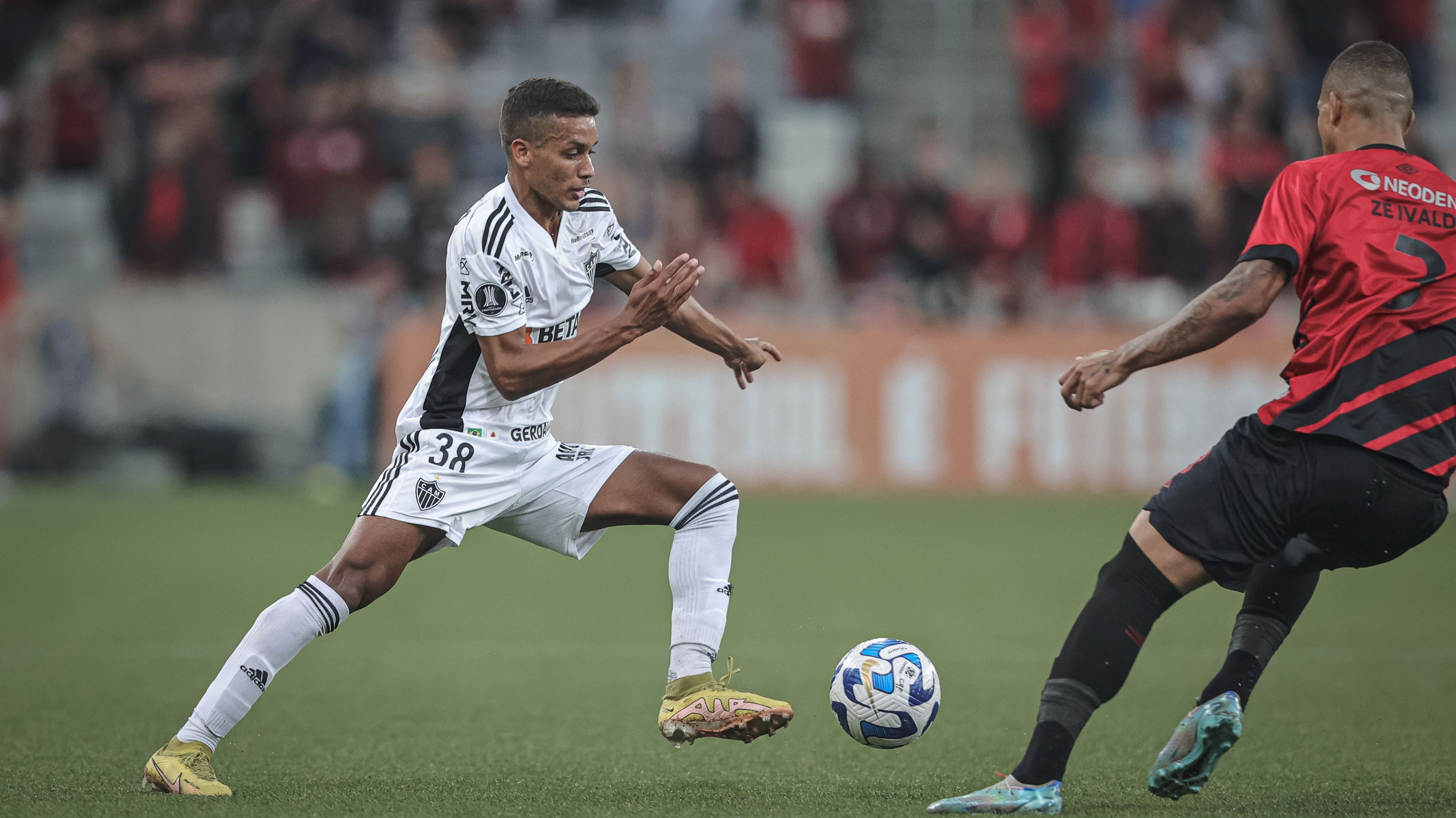 Pedrinho sofreu grave lesão em derrota do Atlético-MG na Copa Libertadores