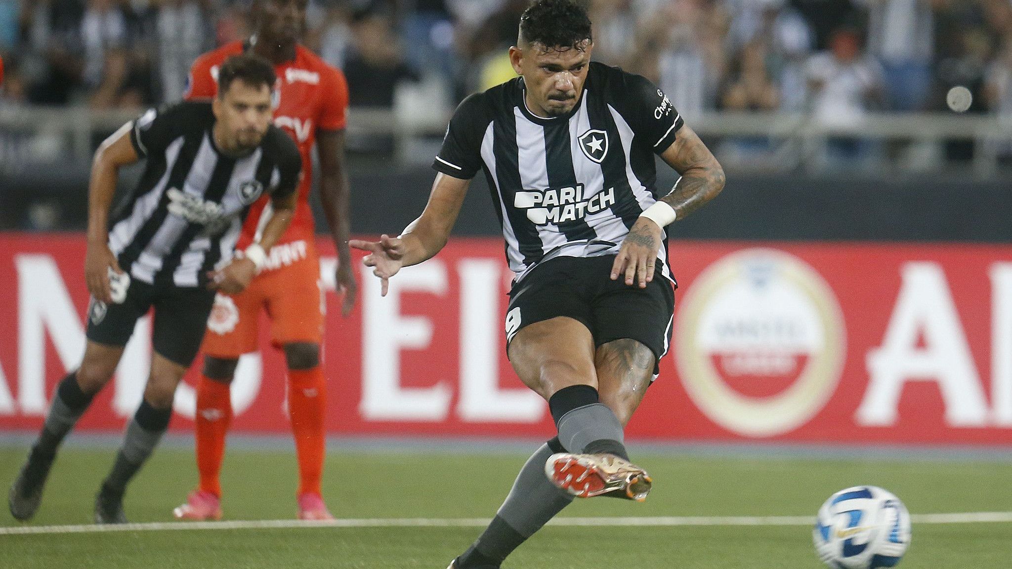 Tiquinho Soares marcou de pênalti para o Botafogo