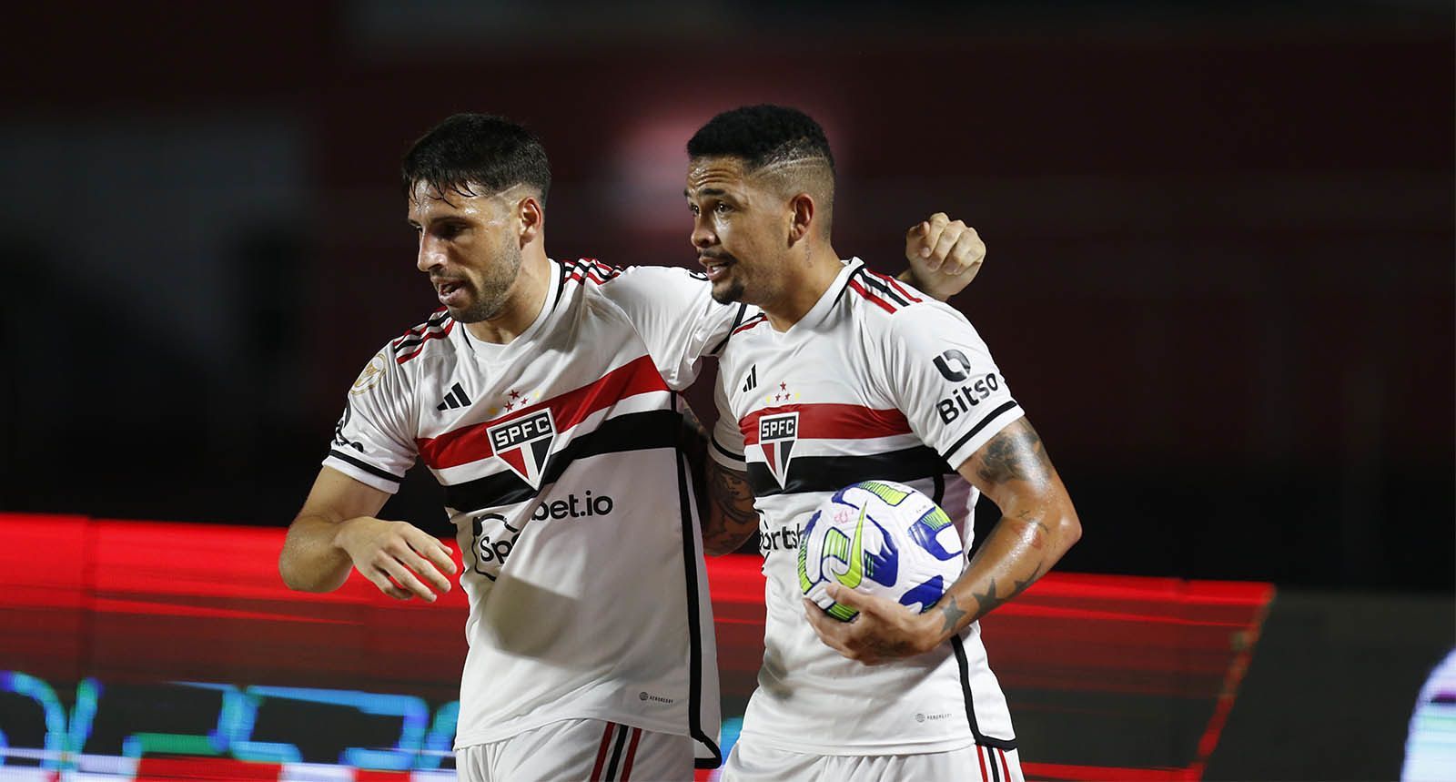 Luciano abriu o placar para o São Paulo no Morumbi