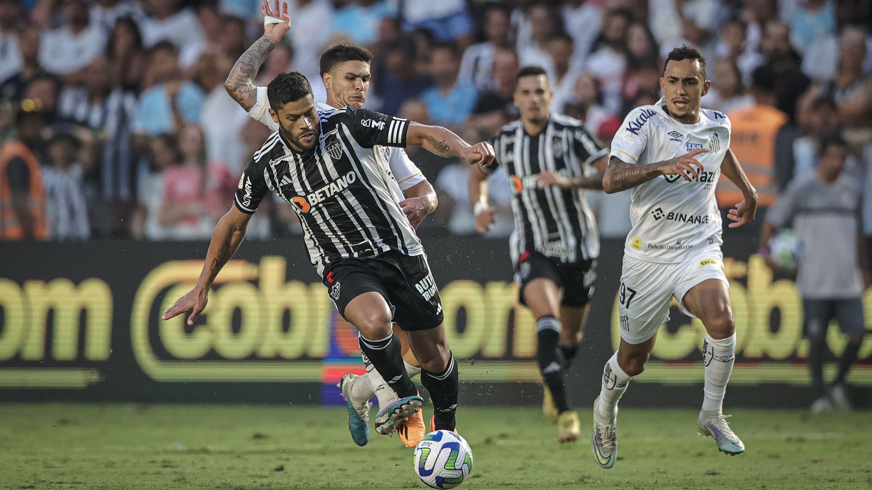 Hulk disputa bola com jogadores do Santos na Vila Belmiro