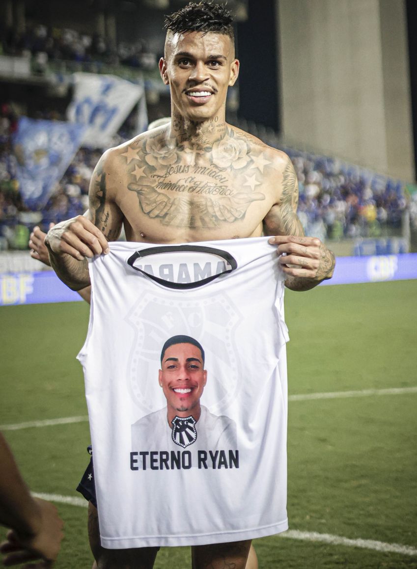 Richard mostra a homenagem ao irmão Ryan / Cris Mattos /STAFF IMAGES / CRUZEIRO
