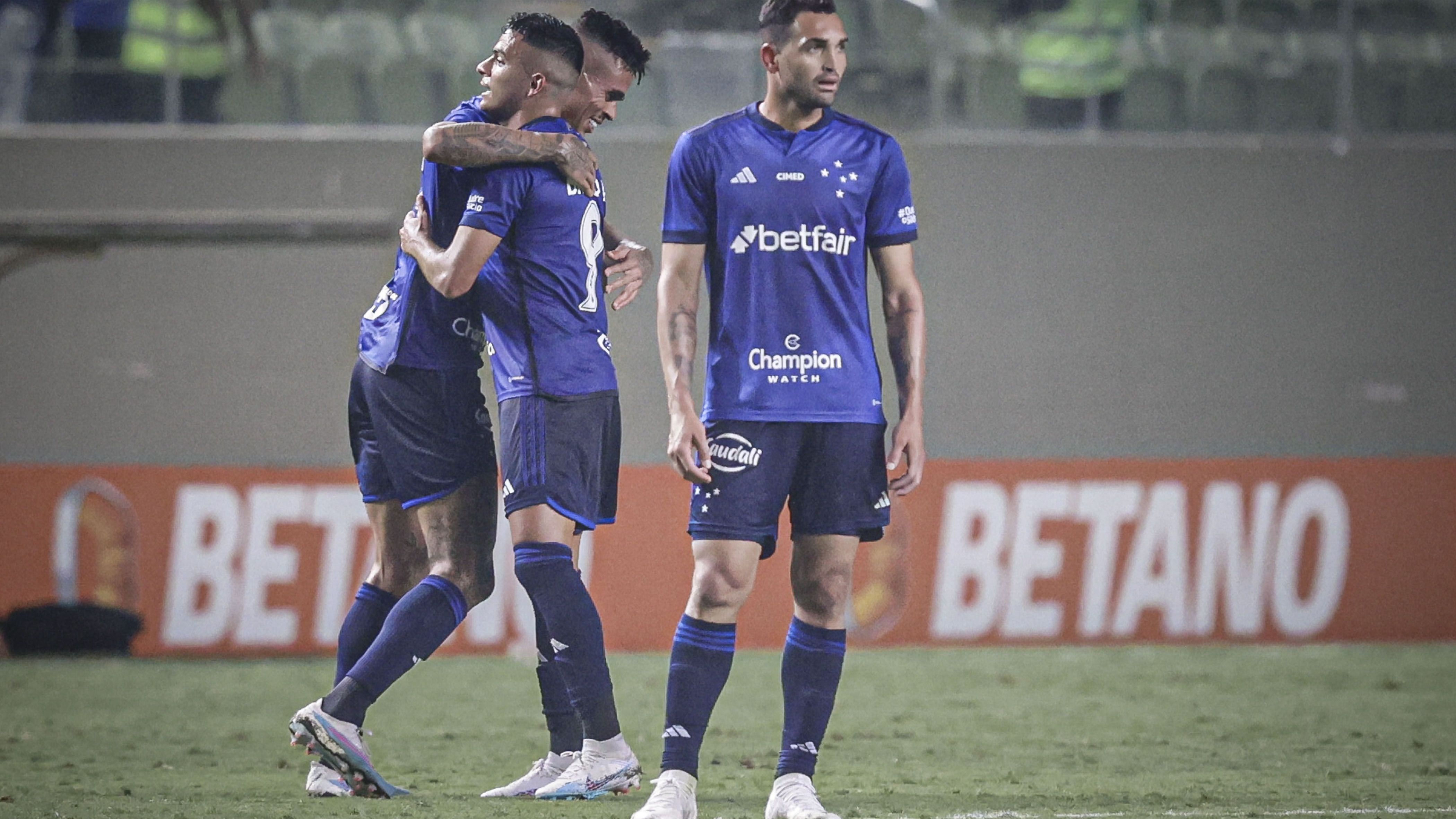 Jogadores do Cruzeiro comemoram vitória sobre o Náutico