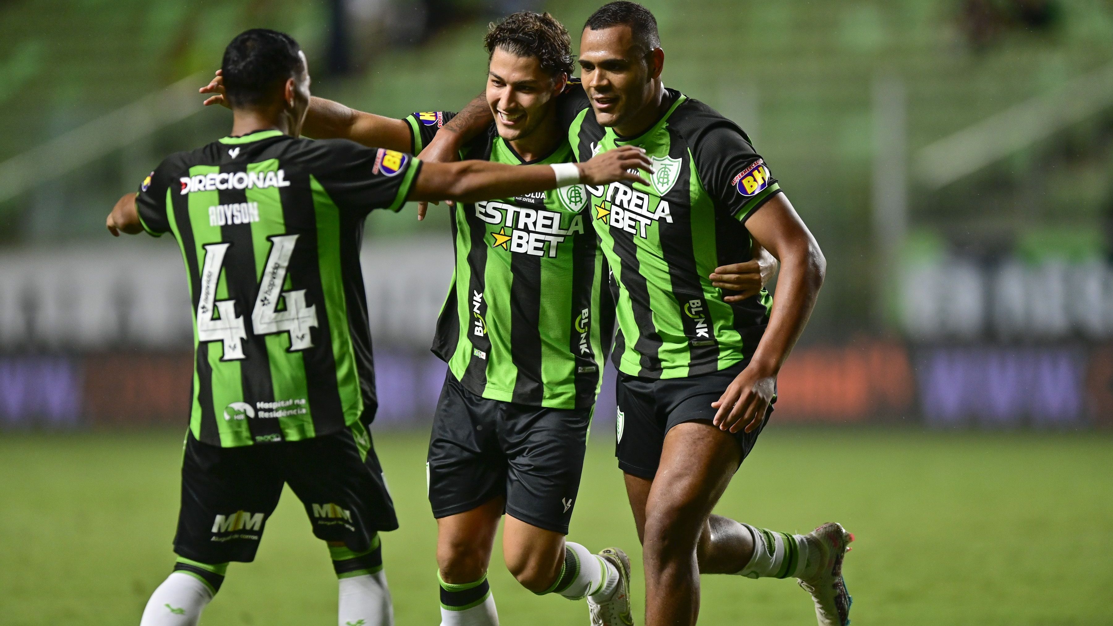 Mikael comemora o primeiro gol do América-MG