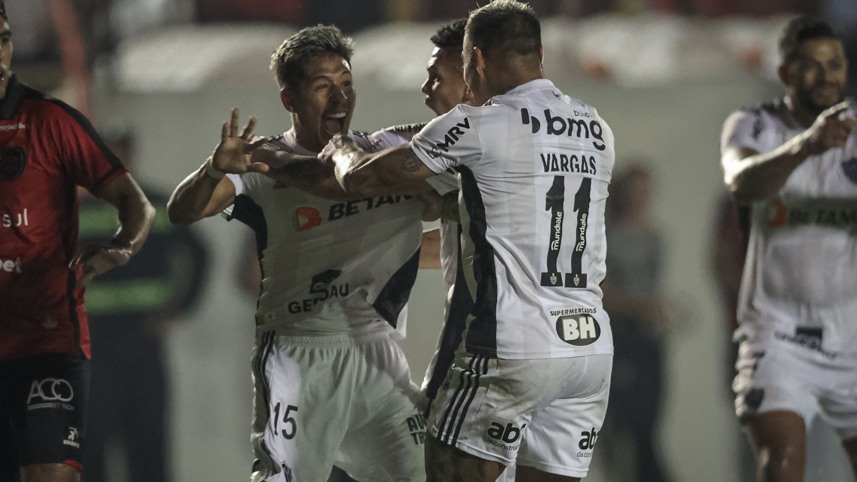 Zaracho comemora o gol da classificação do Atlético-MG