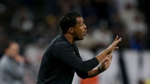 Fernando Lázaro comandando o Corinthians contra o Argentinos Juniors