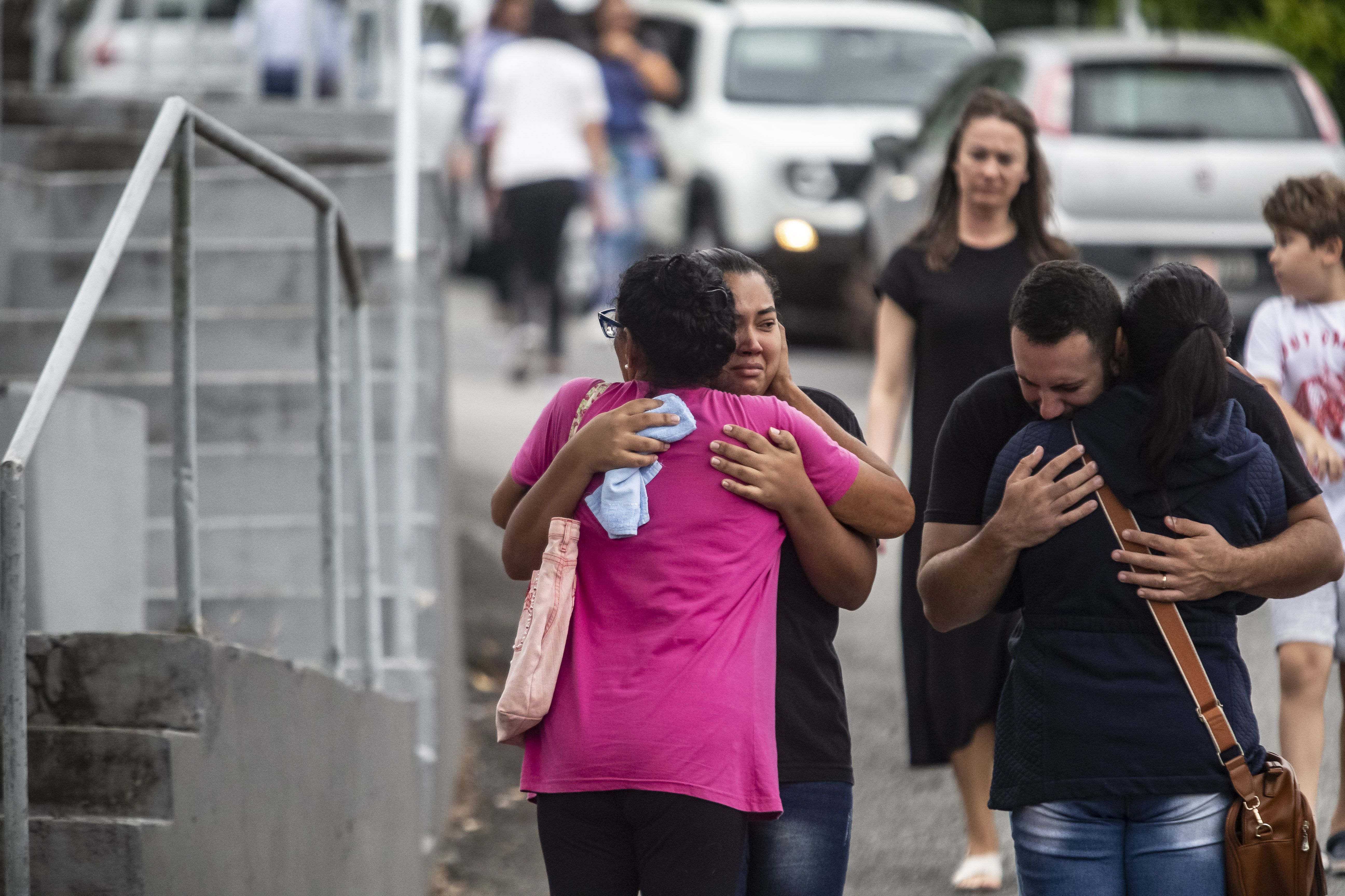 Clima em Blumenau (SC) é de comoção após ataque contra uma creche