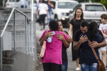 Clima em Blumenau (SC) é de comoção após ataque contra uma creche