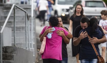 Cidade de Blumenau é tomada pelo luto após enterro de vítimas de ataque a creche