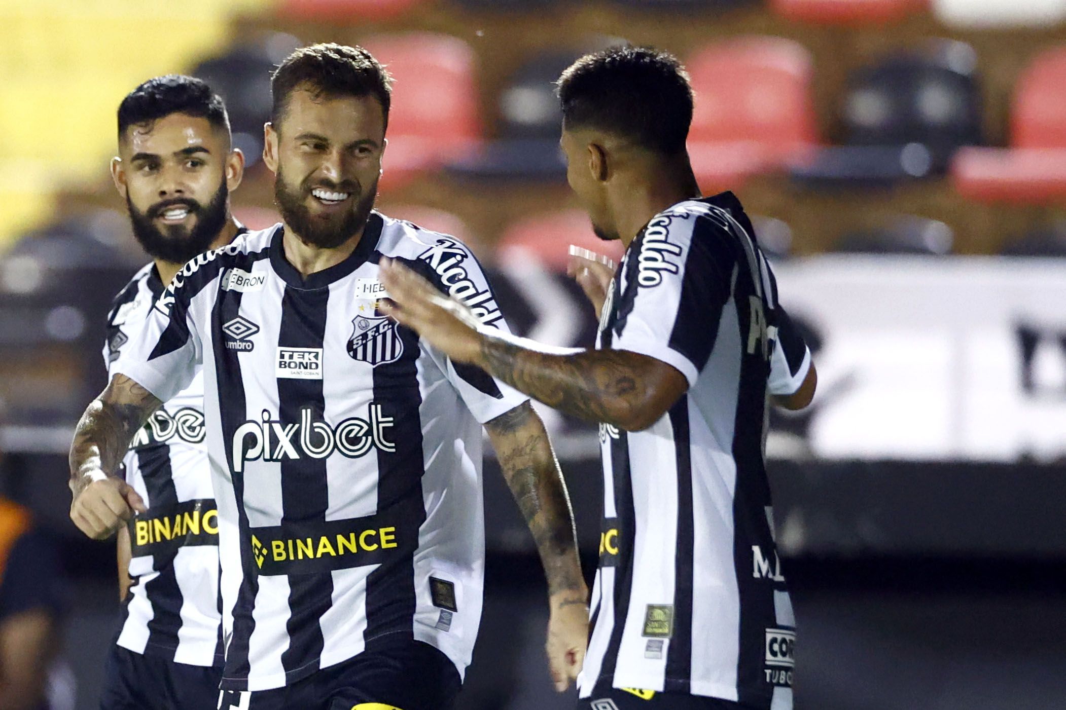 Lucas Lima e Marcos Leonardo comemoram primeiro gol do Santos em Ribeirão Preto