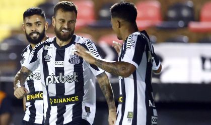 Lucas Lima e Marcos Leonardo comemoram primeiro gol do Santos em Ribeirão Preto