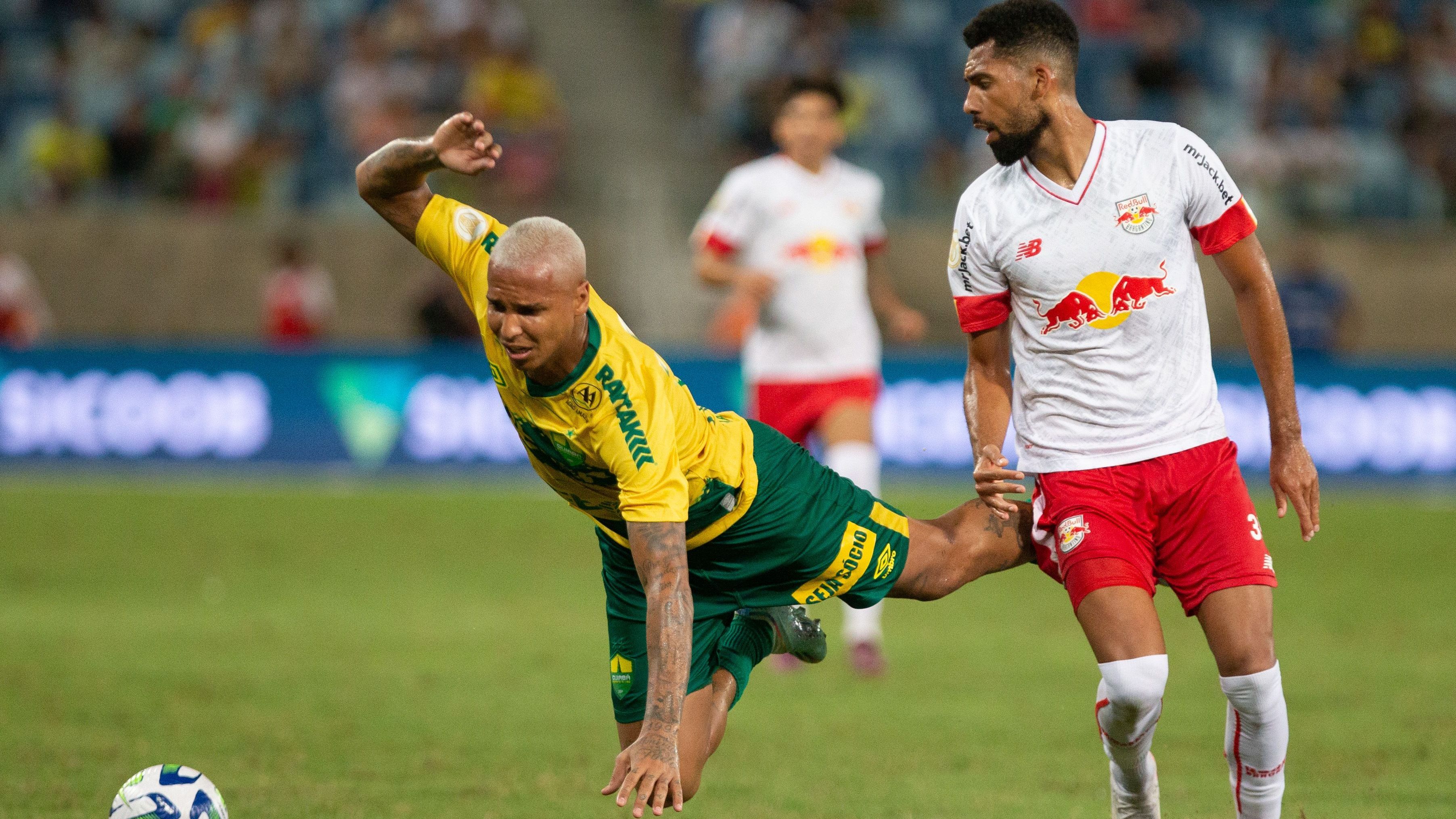 Deyverson cai em disputa de bola contra o Red Bull Bragantino