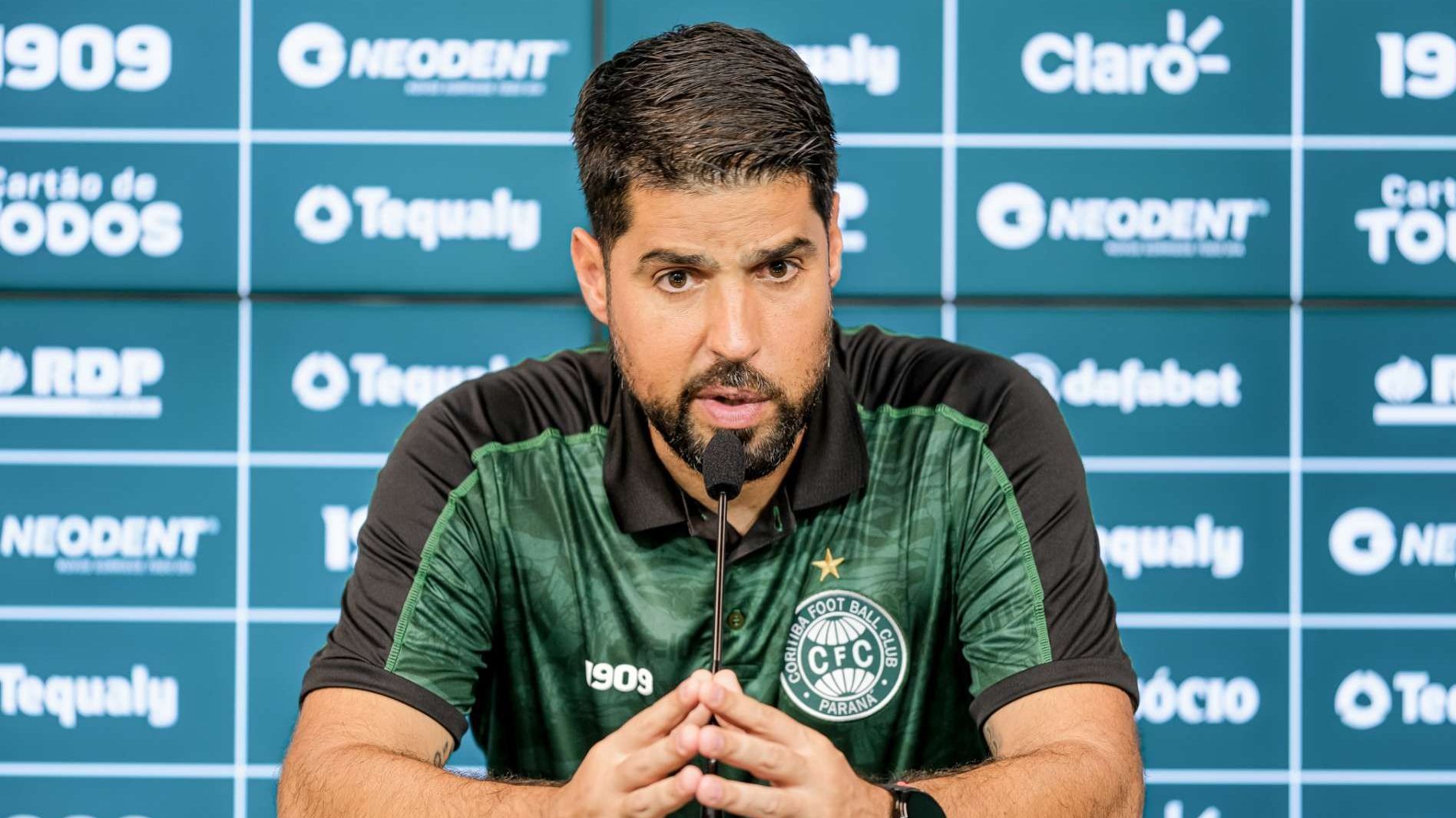 António Oliveira em coletiva como técnico do Coritiba