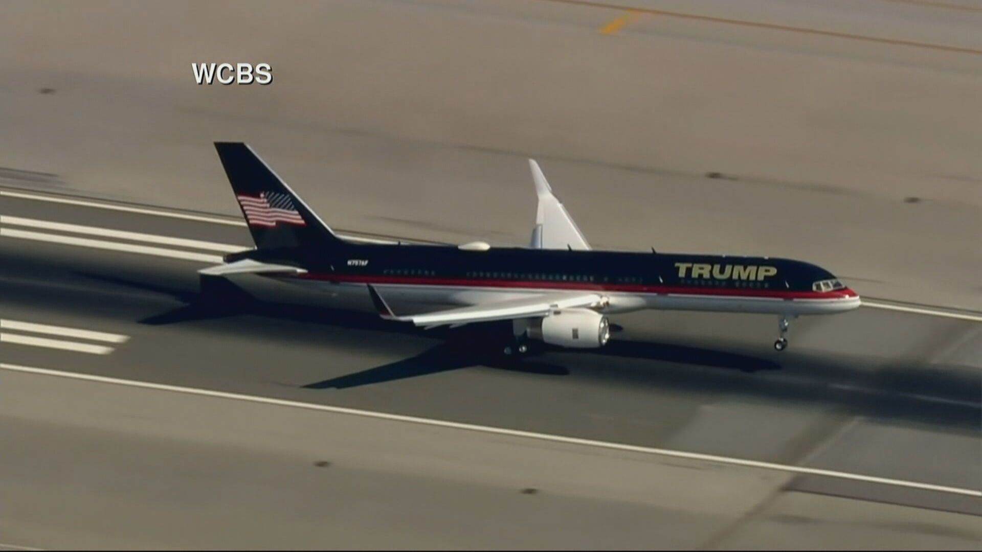 Avião com o ex-presidente dos EUA Donald Trump chega Nova York para se apresentar à Justiça