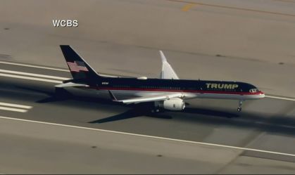 Avião com o ex-presidente dos EUA Donald Trump chega Nova York para se apresentar à Justiça