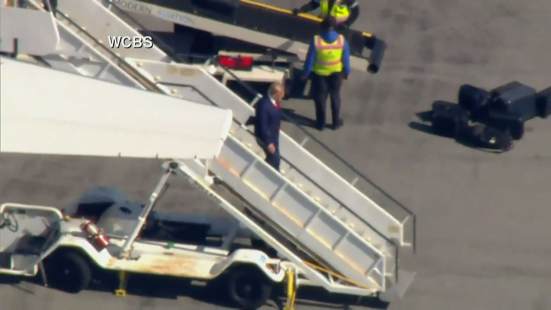 Ex-presidente dos EUA Donald Trump desembarca em Nova York para comparecer perante autoridades no caso Stormy Daniels / Reprodução CNN