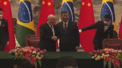 Presidente Luiz Inácio Lula da Silva (PT) e o presidente da China, Xi Jinping, se cumprimentam após encontro em Pequim