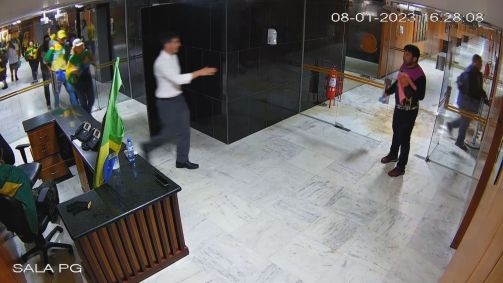 Imagens do 8 de janeiro no Palácio do Planalto mostram o capitão José Eduardo Natale guiando vândalos