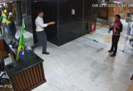 Novas imagens mostram major indicado por general Heleno guiando criminosos no Planalto