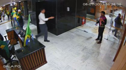 Imagens do 8 de janeiro no Palácio do Planalto mostram o capitão José Eduardo Natale guiando vândalos