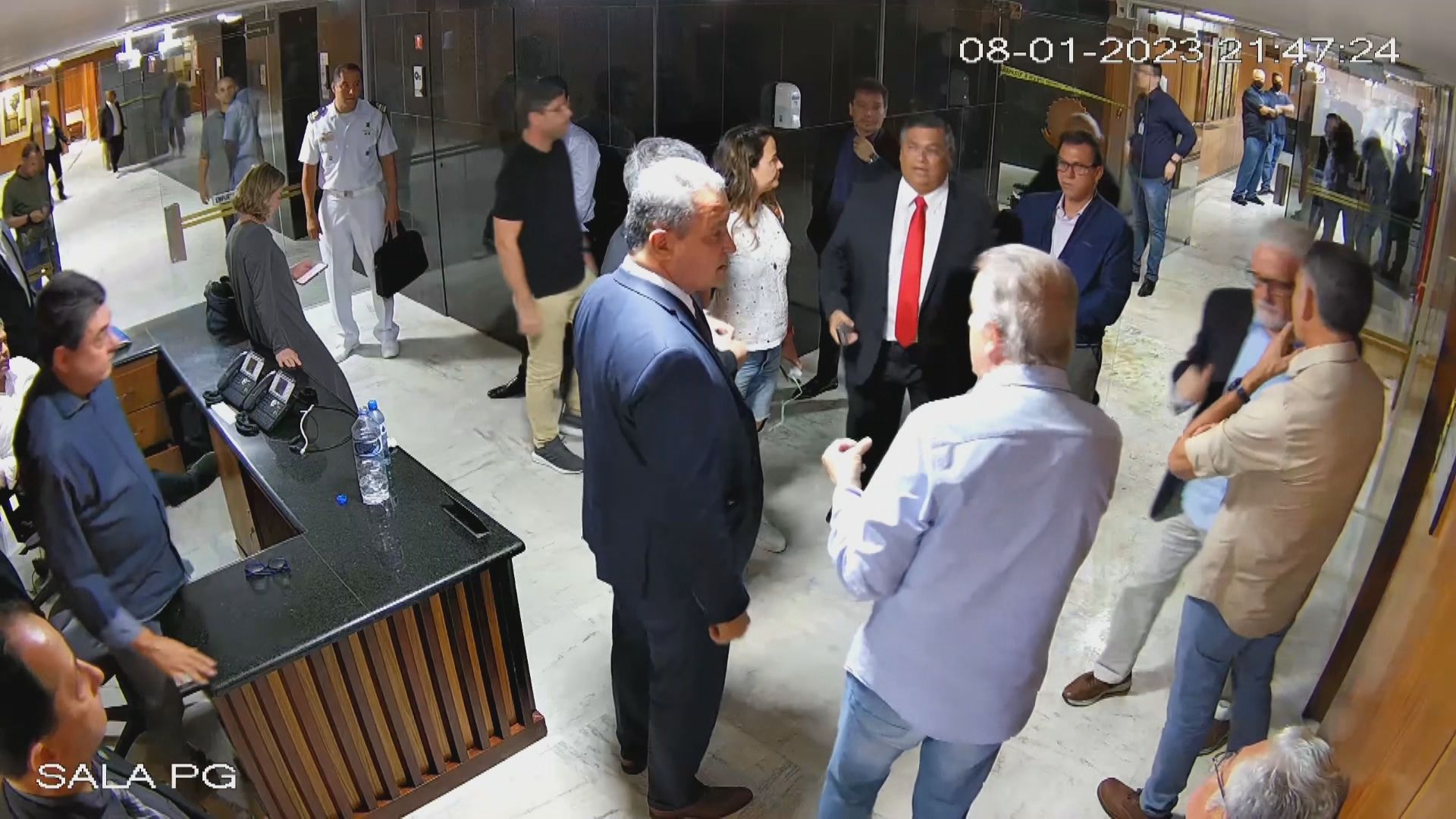 Imagens do 8 de janeiro no Palácio do Planalto mostram ministros exataldos