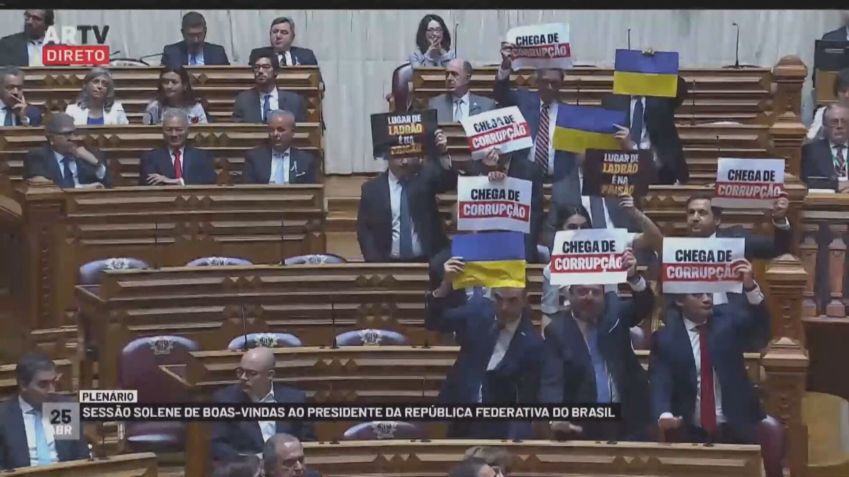 Parlamentares do partido de extrema-direita Chega fizeram protestos durante discurso de Lula no parlamento de Portugal / Reprodução ARTV