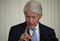 Ex-presidente dos EUA Bill Clinton é internado com febre