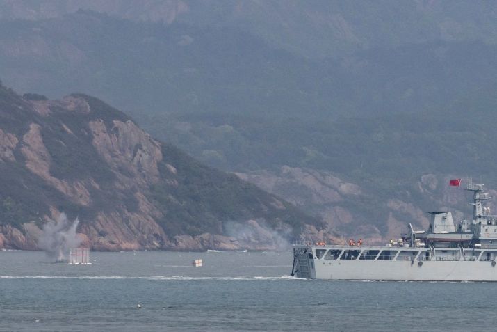 Navio de guerra chinês participa de exercício militar próximo às ilhas Matsu, controladas por Taiwan. Manobras chinesas são causa de controvérsia no G7 / REUTERS/Thomas Peter