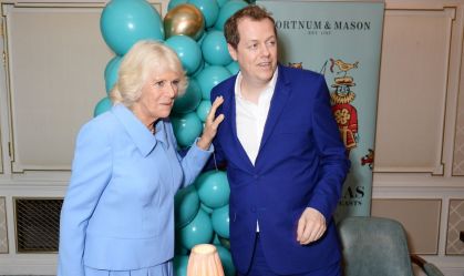 Filho da Rainha Camilla rebate insinuações: "ela se casou com a pessoa que amava" 