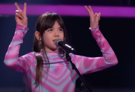 Garota emociona plateia e viraliza ao interpretar ‘Flashlight’ na língua de sinais no The Voice Kids