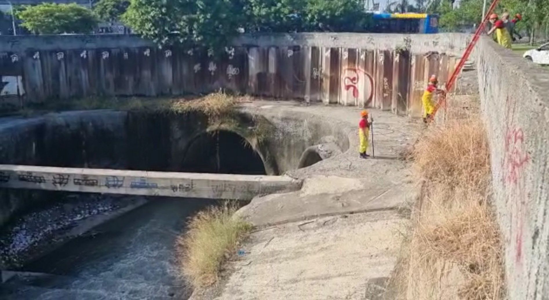 Trabalho de buscas dos bombeiros por homem desaparecido no Rio de Janeiro
