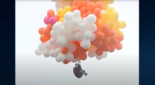 "Padre do Balão" voou preso por 1.000 balões de hélio