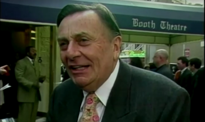 Barry Humphries, criador da personagem Dame Edna, morre aos 89 anos