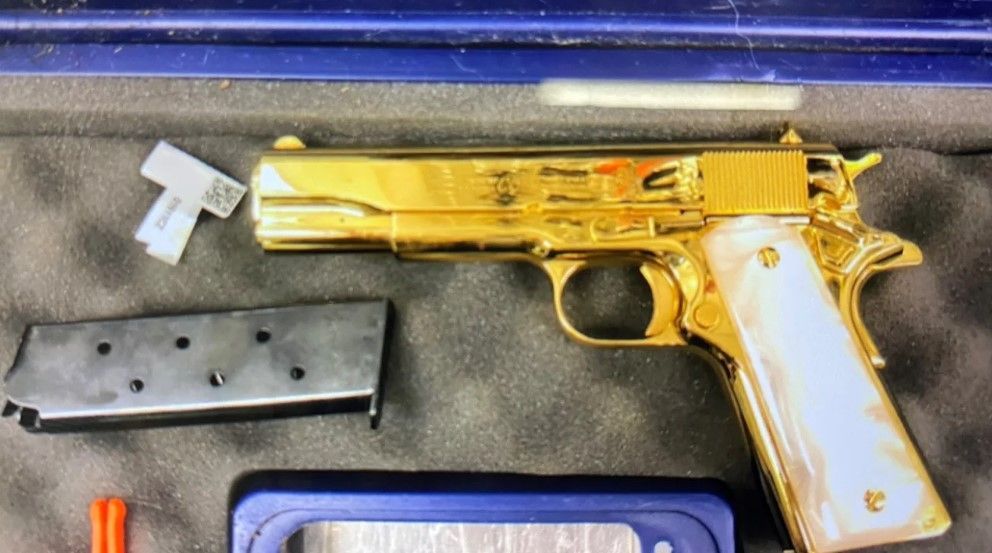 Mulher é presa em Sydney após funcionários de aeroporto encontrarem arma de ouro em sua bagagem