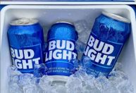 Cervejaria afasta executivos após anúncio com influenciadora transgênero