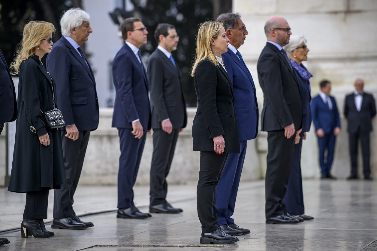 Giorgia Meloni, entre os presidentes da Câmara, Senado e da Corte Constitucional Italiana, faz a reverência ao Altare della Patria / Antonio Masiello/Getty Images