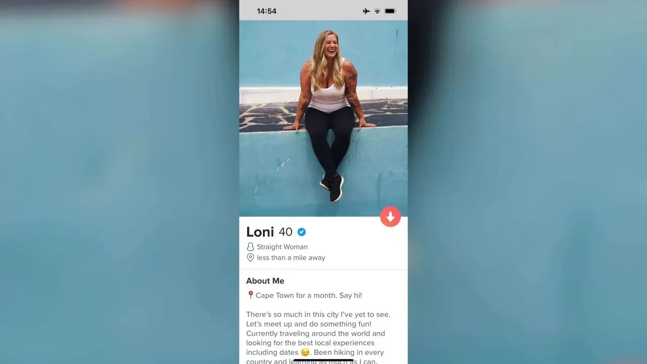 Uma captura de tela do perfil Tinder de Loni James. / Divulgação / Loni James