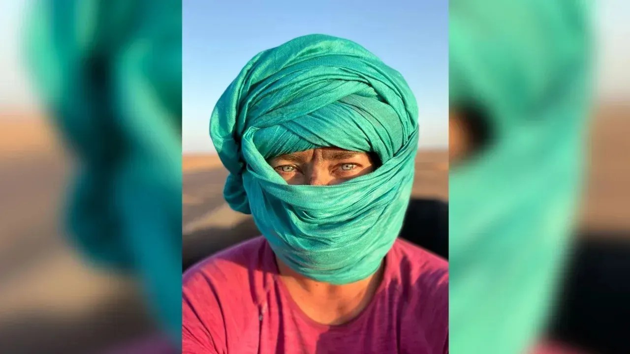 James tirou esta selfie no deserto do Saara, na Mauritânia. / Divulgação / Loni James