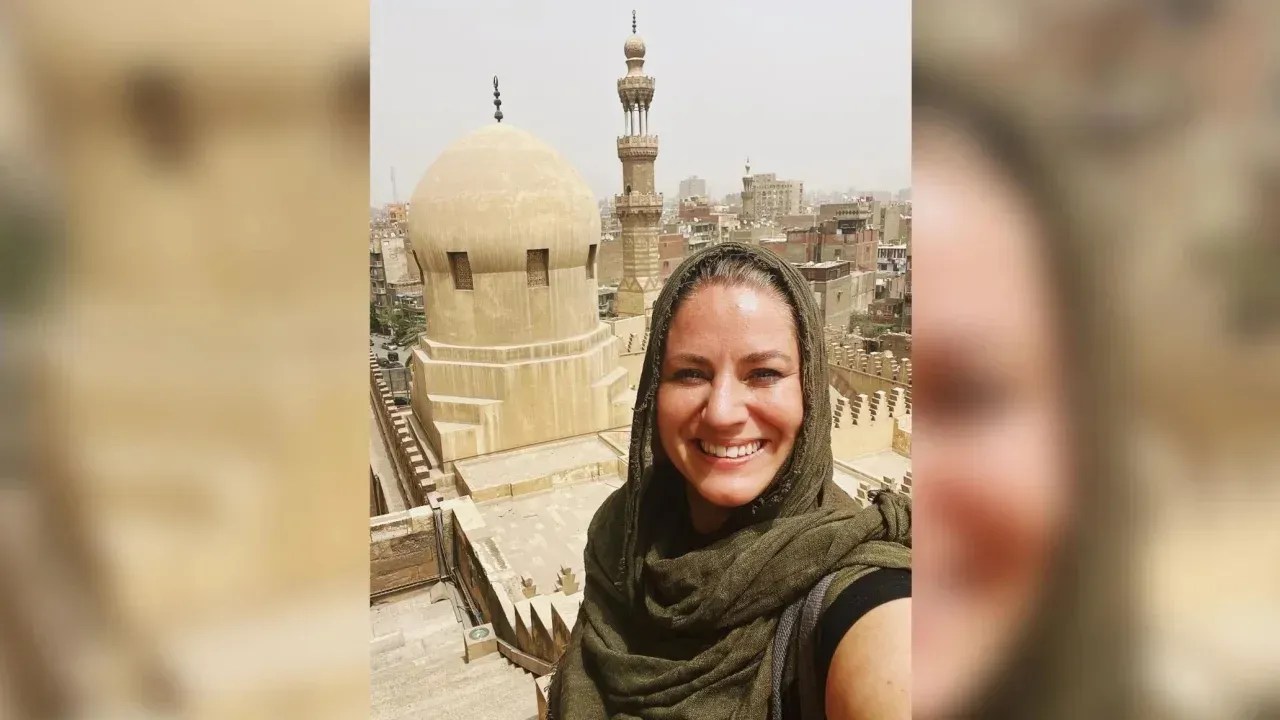 James na mesquita Ibn Tulun no Cairo. "Quando escrevo sobre esses lugares, espero criar curiosidade", diz ela. / Divulgação / Loni James