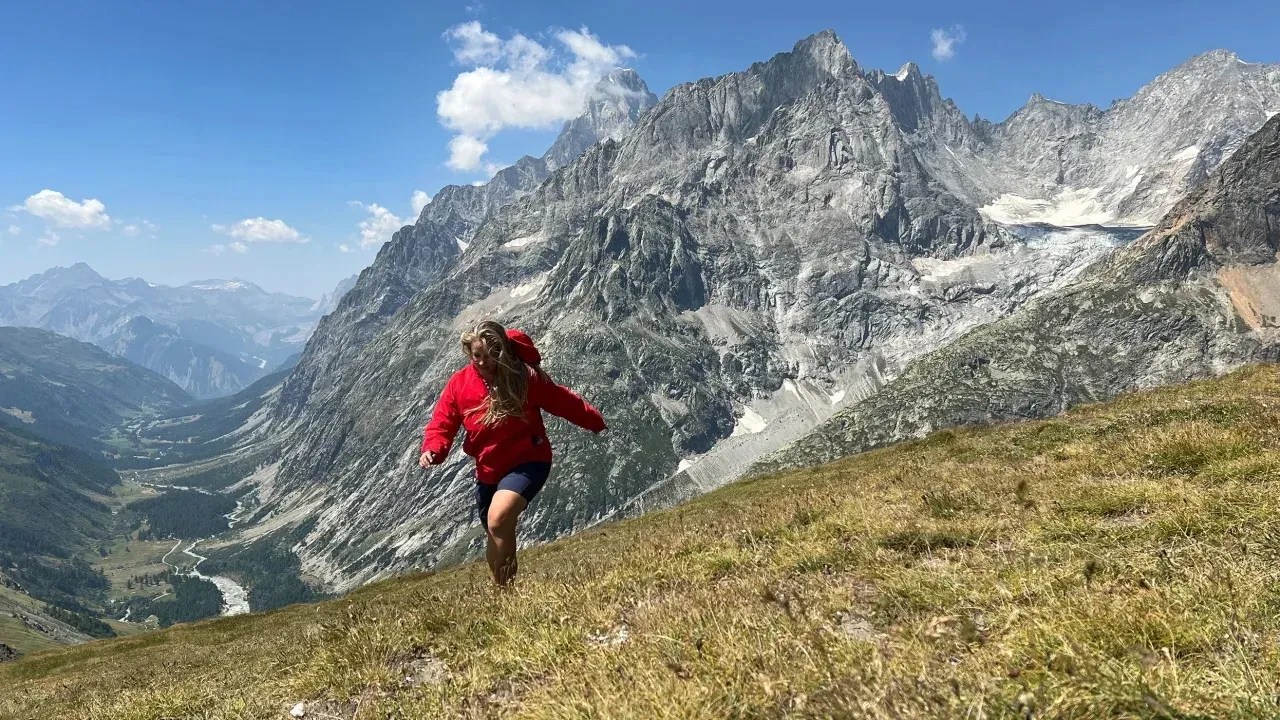 James caminhando perto do Mont Blanc, na fronteira franco-suíça nos Alpes. / Divulgação / Loni James