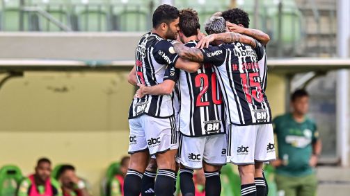 Jogadores do Atlético Mineiro, comemoram o gol de Hyoran, durante a partida contra o América
