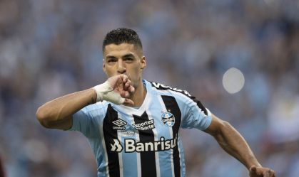 Luis Suárez comemora o gol do título gaúcho do Grêmio