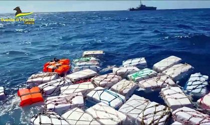 Polícia italiana encontra 2 toneladas de cocaína flutuando no mar