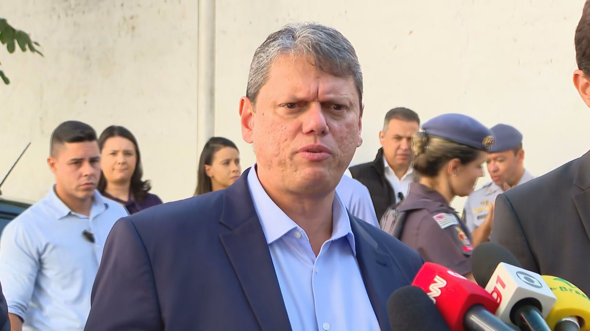 Governador de São Paulo, Tarcísio de Freitas (Republicanos), fala à imprensa na Escola Estadual Thomazia Montoro, na zona oeste da capital paulista.