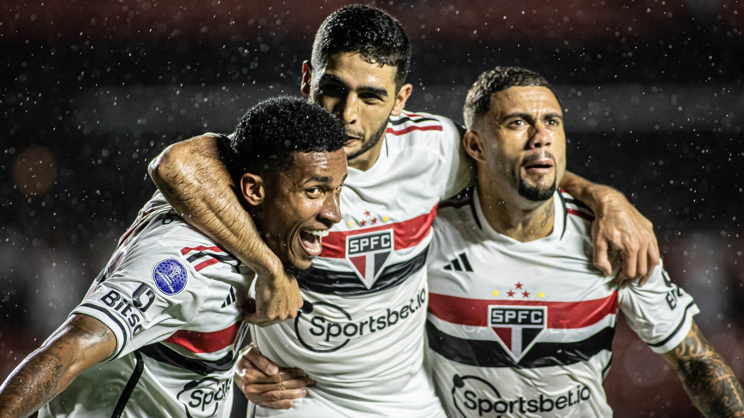 Marcos Paulo, Michel Araújo e Wellington Rato comemoram o segundo gol do São Paulo
