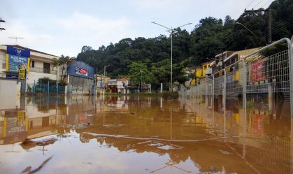 Tempestade alaga ruas e afeta circulação de trens na Grande SP