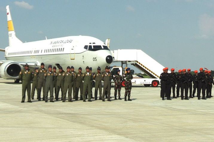 Forças do exército da Indonésia (TNI) são vistas durante uma cerimônia de dispensa de tropas para uma missão de evacuação de cidadãos indonésios no Sudão em 24 de abril de 2023 / Firdaus Wajidi/Agência Anadolu via Getty Images