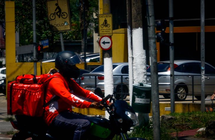 Entregador de desloca em São Paulo; categoria não integra formato de contratação CLT - Foto: ELIANE NEVES/FOTOARENA/FOTOARENA/ESTADÃO CONTEÚDO