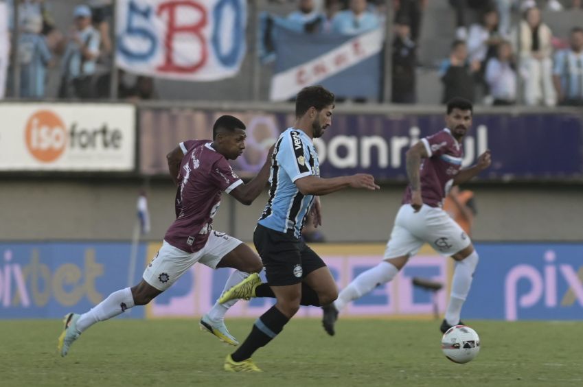 Jogadores do Grêmio e do Caxias durante primeiro jogo da final do estadual / Antonio Machado/Futura Press/Estadão Conteúdo