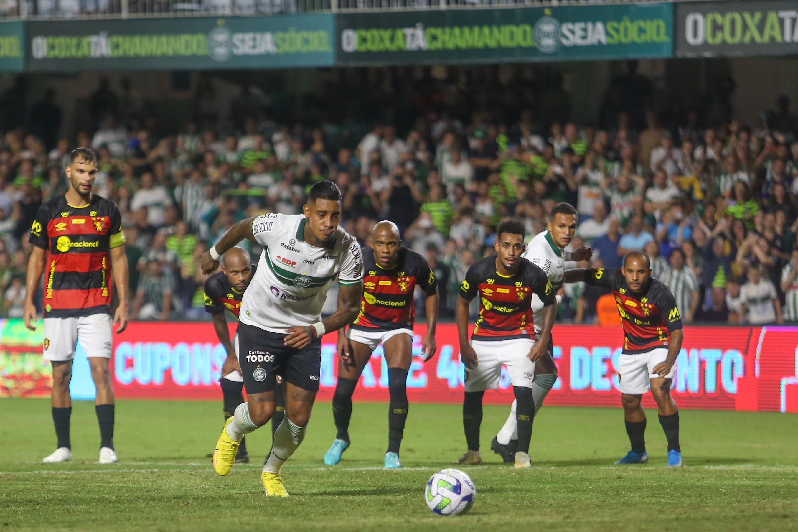 Alef Manga marcou de pênalti um dos seus três gols no empate contra o Sport
