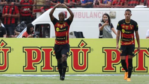Vagner Love comemora seu gol na final do Pernambucano